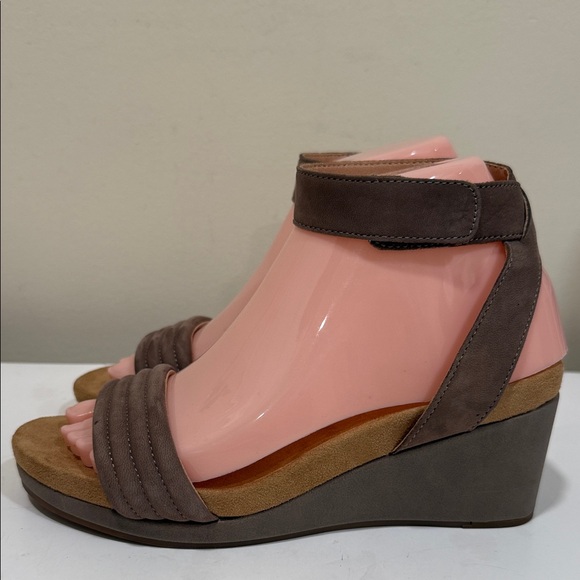 Like NEW - Lucky Brand Taupe Leather 2-3/4” Wedge Heel Sandals (sz 7) - Picture 3 of 7